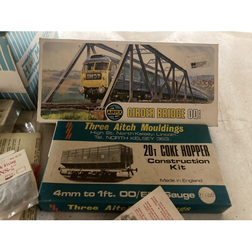 821 - A GROUP OF OO GAUGE RAILWAY KITS AND ACCESSORIES, BOOKLETS, ETC TOGETHER WITH A BOXED ELECTRON POWER... 