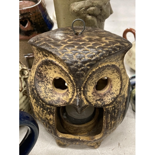 832 - A MIXED LOT OF CERAMICS AND FURTHER ITEMS TO INCLUDE STONEWARE OWL CANDLE HOLDER, SERVING DISH ETC