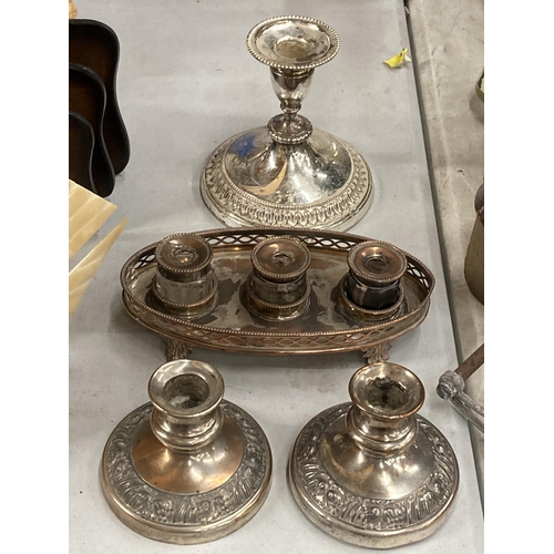 834 - A GROUP OF VINTAGE SILVER PLATED ITEMS TO INCLUDE SILVER PLATE ON COPPER INKSTAND ETC