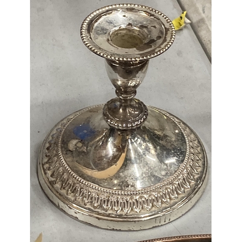 834 - A GROUP OF VINTAGE SILVER PLATED ITEMS TO INCLUDE SILVER PLATE ON COPPER INKSTAND ETC