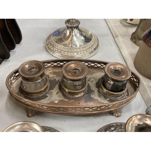 834 - A GROUP OF VINTAGE SILVER PLATED ITEMS TO INCLUDE SILVER PLATE ON COPPER INKSTAND ETC