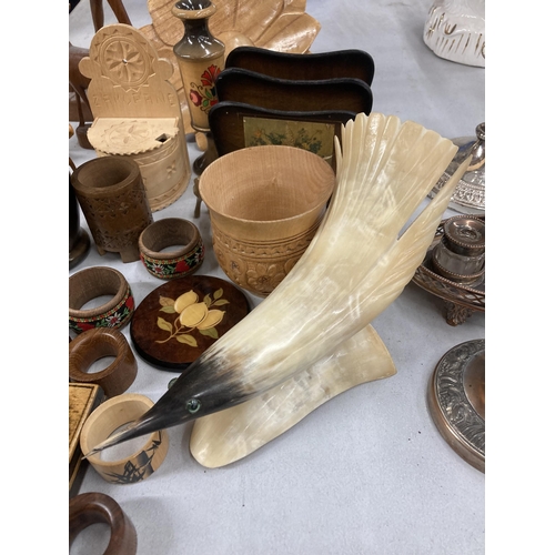 835 - A MIXED LOT TO INCLUDE WOODEN ANIMAL FIGURES, TREEN NAPKIN RINGS ETC