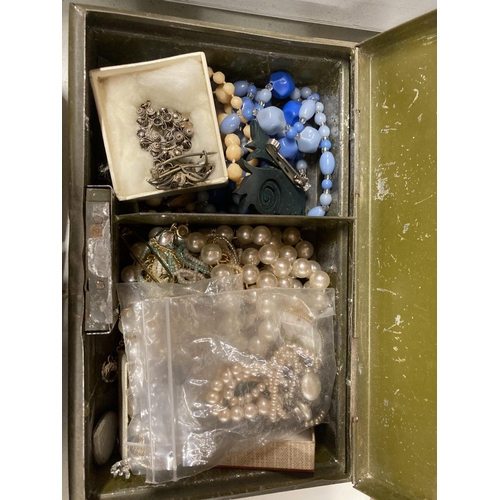 841 - A WOODEN BOX OF ASSORTED COSTUME JEWELLERY AND FURTHER ITEMS, CRIBBAGE BOARD ETC