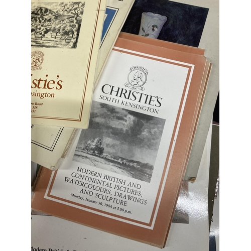 843 - A LARGE AMOUNT OF VINTAGE AUCTION CATALOGUES TO INCLUDE CHRISTIES, SOTHEBY'S, ETC