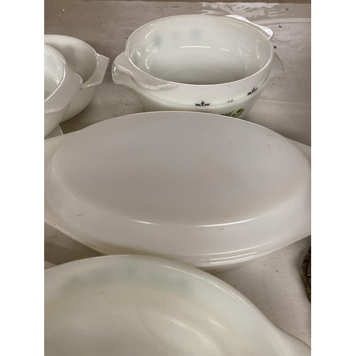 869 - A QUANTITY OF PYREX STYLE OVEN WARE TO INCLUDE CASSEROLE DISHES, ETC