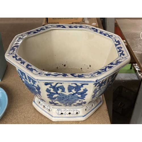 872 - A MODERN CHINESE BLUE AND WHITE PLANTER JARDINIERE