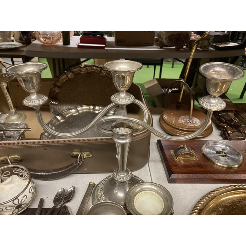 879 - A MIXED LOT TO INCLUDE SILVER PLATED CANDLEABRA, SALVER, FURTHER ITEMS ETC