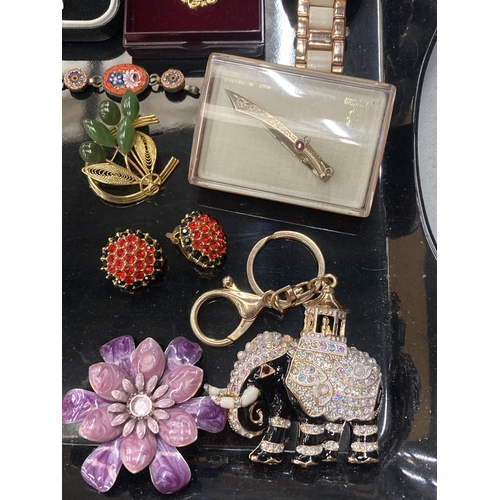 268 - A QUANTITY OF COSTUME JEWELLERY TO INCLUDE A MICRO MOSAIC BRACELET, BOXED CUFFLINKS, BOXED BANGLE, B... 