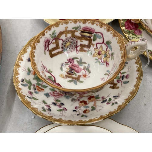 279 - A QUANTITY OF VINTAGE CHINA CUPS AND SAUCERS TO INCLUDE AN ANTIQUE COPELAND SPODE SIDE PLATE NO 3886... 