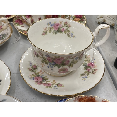 279 - A QUANTITY OF VINTAGE CHINA CUPS AND SAUCERS TO INCLUDE AN ANTIQUE COPELAND SPODE SIDE PLATE NO 3886... 