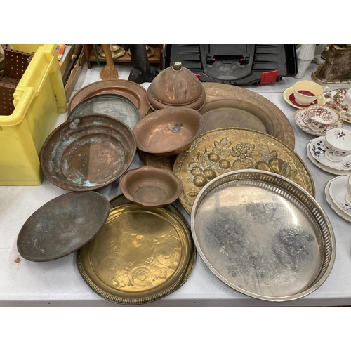 280 - A COLLECTION OF BRASS AND COPPER ITEMS TO INCLUDE TRAYS, BOWLS, PLATES, ETC