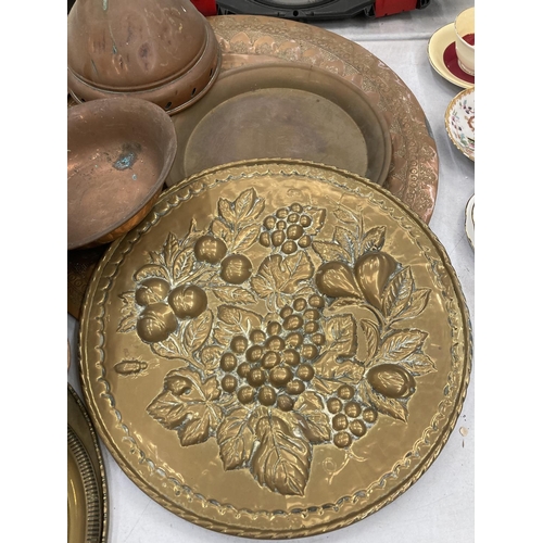 280 - A COLLECTION OF BRASS AND COPPER ITEMS TO INCLUDE TRAYS, BOWLS, PLATES, ETC