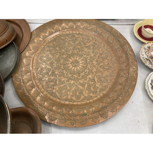 280 - A COLLECTION OF BRASS AND COPPER ITEMS TO INCLUDE TRAYS, BOWLS, PLATES, ETC