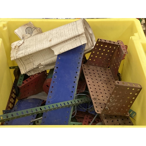 282 - A QUANTITY OF VINTAGE MECCANO