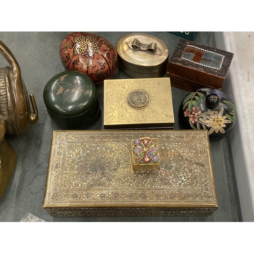 285 - A QUANTITY OF VINTAGE BOXES TO INCLUDE BRASS WITH ASIAN STYLE DECORATION, PAPIER MACHE, ETC