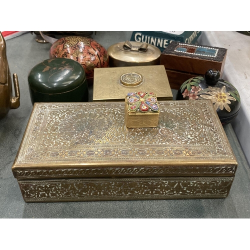 285 - A QUANTITY OF VINTAGE BOXES TO INCLUDE BRASS WITH ASIAN STYLE DECORATION, PAPIER MACHE, ETC