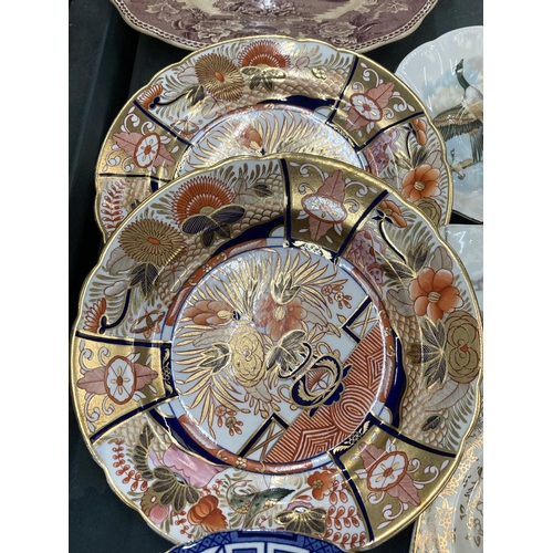 291 - A QUANTITY OF VINTAGE PLATES, ETC TO INCLUDE 'IMARI' STYLE PLUS A BOXED SET OF SPOONS WITH CERAMIC W... 