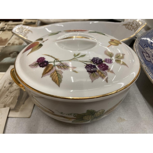 376 - A MIXED LOT OF CERAMICS TO INCLUDE ROYAL WORCESTER 'EVESHAM' OVEN WARE, A LARGE VINTAGE WILLOW PATTE... 