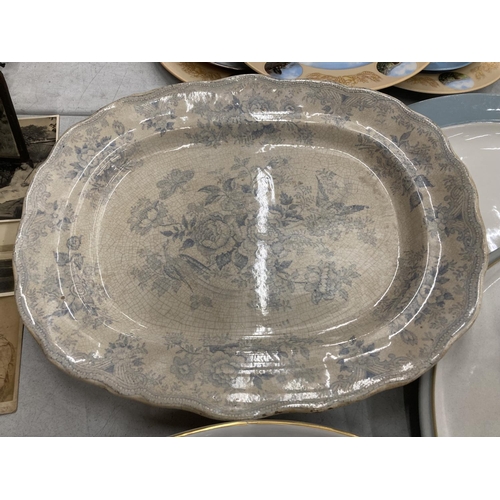 376 - A MIXED LOT OF CERAMICS TO INCLUDE ROYAL WORCESTER 'EVESHAM' OVEN WARE, A LARGE VINTAGE WILLOW PATTE... 