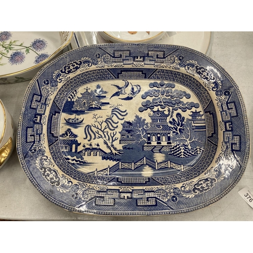 376 - A MIXED LOT OF CERAMICS TO INCLUDE ROYAL WORCESTER 'EVESHAM' OVEN WARE, A LARGE VINTAGE WILLOW PATTE... 