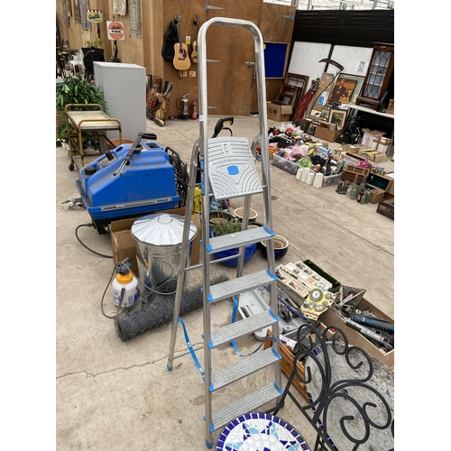 1773 - A FIVE RUNG MACALLISTER ALUMINIUM STEP LADDER