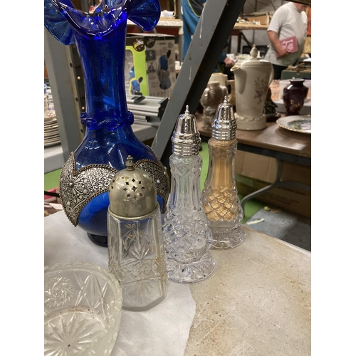 898 - A MIXED LOT TO INCLUDE A GLASS CRUET SET WITH SILVER PLATED TOPS, SERVING DISHES, VINTAGE LAMP SHADE... 