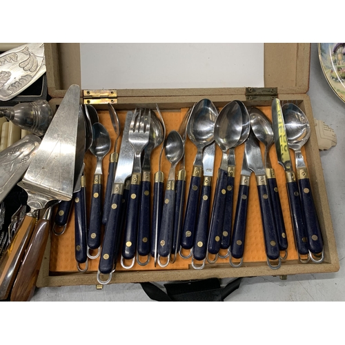 486 - A QUANTITY OF VINTAGE FLATWARE, SOME BOXED, TO INCLUDE SERVING SETS PLUS A TABLE LIGHTER, ETC