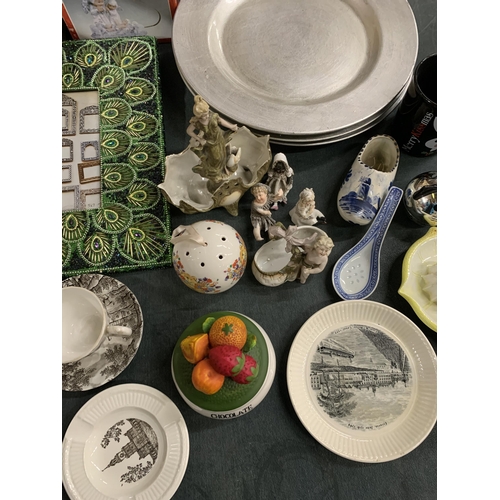 489 - A MIXED LOT TO INCLUDE A METAL ART DECO STYLE LADY ON A PLINTH, SILVER COLOURED CERAMIC PLATES, CAT ... 