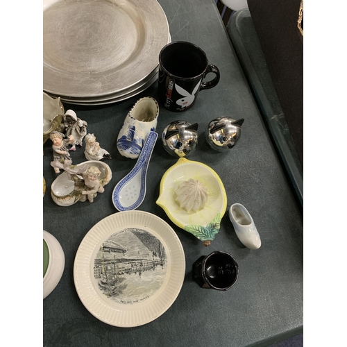 489 - A MIXED LOT TO INCLUDE A METAL ART DECO STYLE LADY ON A PLINTH, SILVER COLOURED CERAMIC PLATES, CAT ... 