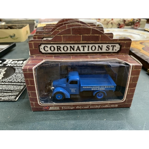 493 - A COLLECTION OF 'CORONATION STREET' ITEMS TO INCLUDE SIX MODEL VEHICLES - BOXED, TWO BOOKS AND A MUG