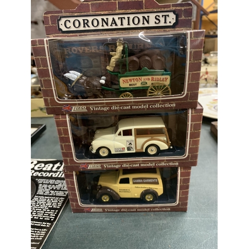 493 - A COLLECTION OF 'CORONATION STREET' ITEMS TO INCLUDE SIX MODEL VEHICLES - BOXED, TWO BOOKS AND A MUG