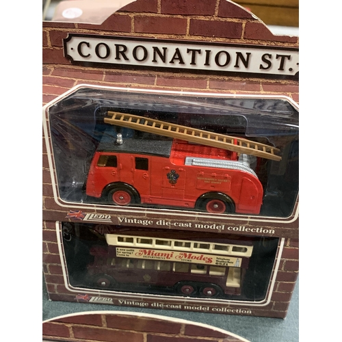 493 - A COLLECTION OF 'CORONATION STREET' ITEMS TO INCLUDE SIX MODEL VEHICLES - BOXED, TWO BOOKS AND A MUG