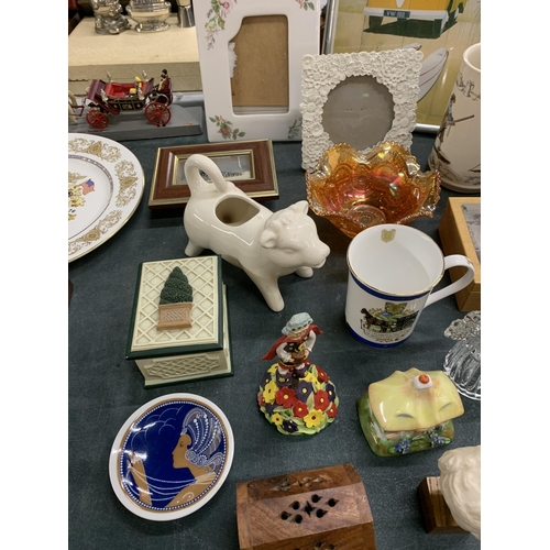 495 - A MIXED LOT TO INCLUDE A CAMEL 'SAND' PICTURE, CERAMIC PILL BOXES, PHOTOFRAMES, BOXES, A COW CREAMER... 