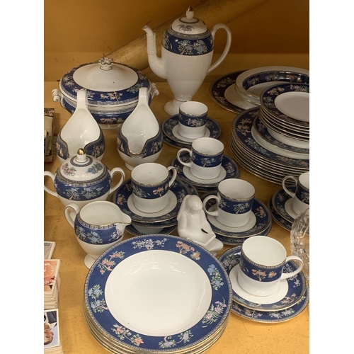 381 - A WEDGWOOD 'BLUE SIAM' PART DINNER SERVICE TO INCLUDE VARIOUS SIZES OF PLATES, BOWLS, SERVING DISHES... 