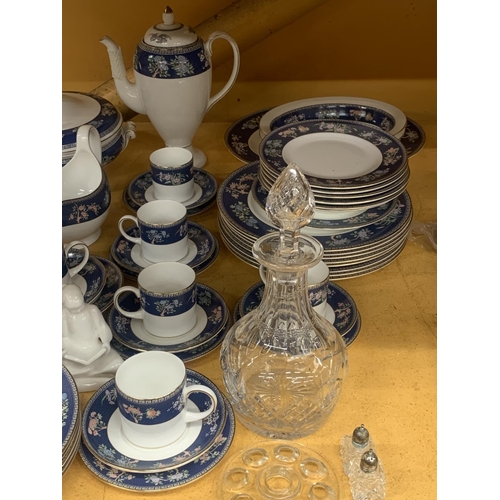 381 - A WEDGWOOD 'BLUE SIAM' PART DINNER SERVICE TO INCLUDE VARIOUS SIZES OF PLATES, BOWLS, SERVING DISHES... 