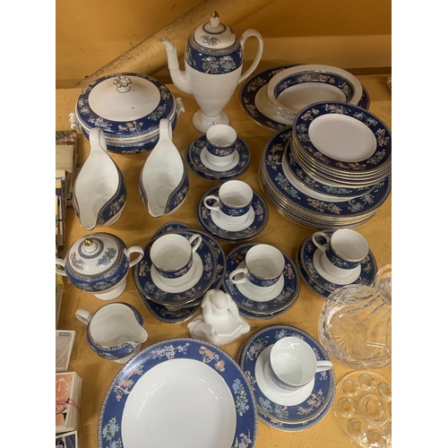 381 - A WEDGWOOD 'BLUE SIAM' PART DINNER SERVICE TO INCLUDE VARIOUS SIZES OF PLATES, BOWLS, SERVING DISHES... 