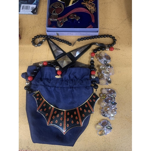 386 - A QUANTITY OF COSTUME JEWELLERY TO INCLUDE A CELTIC STYLE NECKLACE AND EARRING SET, BOXED, PLUS RETR... 