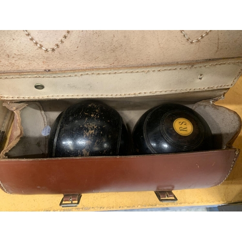 389 - A SET OF VINTAGE BOWLS IN A LEATHER CASE