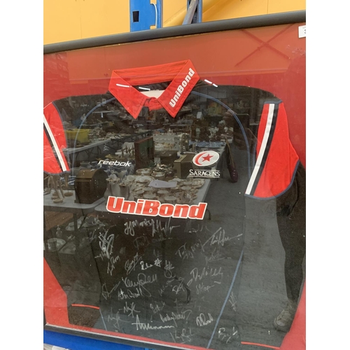 392 - A LARGE FRAMED AND GLAZED SARACENS RUGBY UNION SHIRT, SIGNED BY THE WHOLE TEAM - NO AUTHENTITY