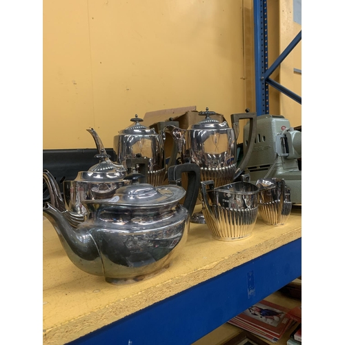 402 - A QUANTITY OF SILVER PLATED ITEMS TO INCLUDE A FIVE PIECE TEASET