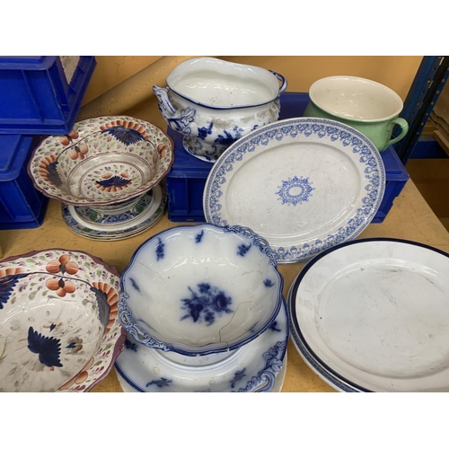 404 - A MIXED LOT OF CERAMICS TO INCLUDE MINTONS BLUE MOSIAC, TABLEWARES ETC