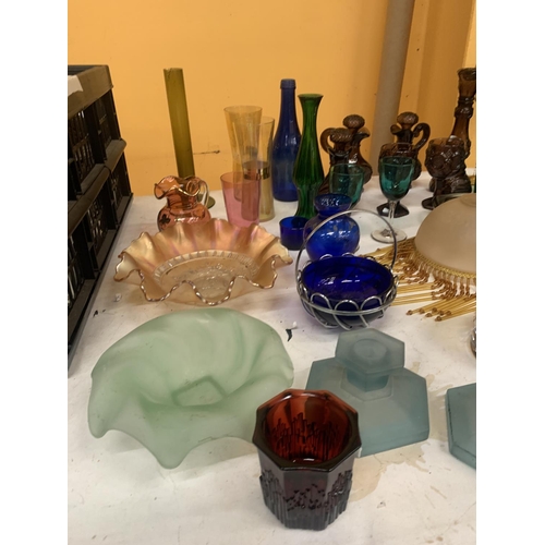 408 - A QUANTITY OF VINTAGE COLOURED GLASS TO INCLUDE VASES, BOWLS, JUGS, GLASSES, CANDLESTICKS, ETC