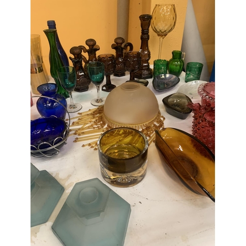 408 - A QUANTITY OF VINTAGE COLOURED GLASS TO INCLUDE VASES, BOWLS, JUGS, GLASSES, CANDLESTICKS, ETC