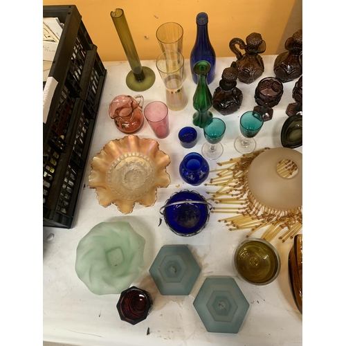 408 - A QUANTITY OF VINTAGE COLOURED GLASS TO INCLUDE VASES, BOWLS, JUGS, GLASSES, CANDLESTICKS, ETC