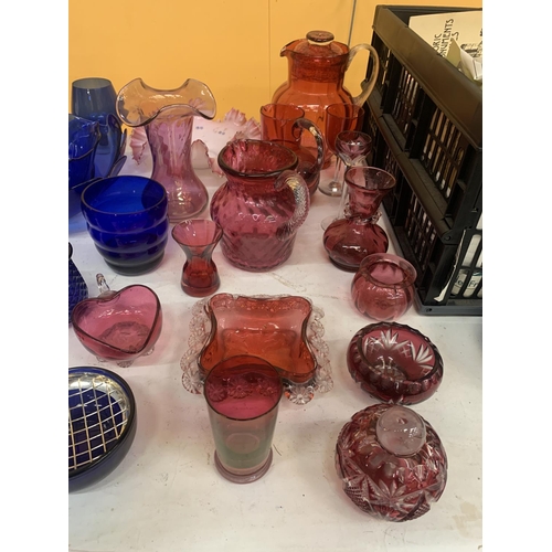 411 - A LARGE QUANTITY OF VINTAGE CRANBERRY AND BLUE GLASS TO INCLUDE BOWLS, VASES, JUGS, ETC