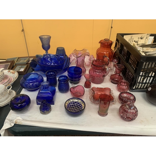 411 - A LARGE QUANTITY OF VINTAGE CRANBERRY AND BLUE GLASS TO INCLUDE BOWLS, VASES, JUGS, ETC