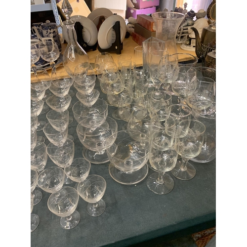 414 - A LARGE QUANTITY OF VINTAGE GLASSWARE TO INCLUDE VASES, A DECANTER, MARTINI GLASSES, WINE, SHERRY, B... 