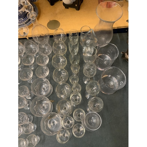 414 - A LARGE QUANTITY OF VINTAGE GLASSWARE TO INCLUDE VASES, A DECANTER, MARTINI GLASSES, WINE, SHERRY, B... 