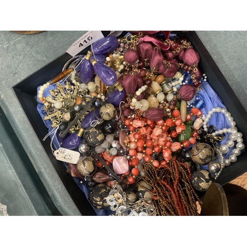 419 - A QUANTITY OF COSTUME JEWELLERY TO INCLUDE NECKLACES AND BRACELETS