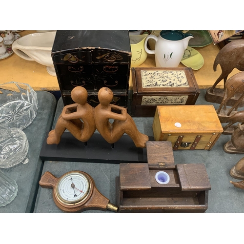 420 - A QUANTITY OF TREEN ITEMS TO INCLUDE A JAPANESE LACQUER JEWELLERY CABINET, VICTORIAN INK BOX, BOXES,... 